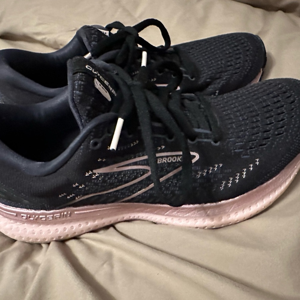 Brooks size 7 I normally wear a 6.5 they fit great